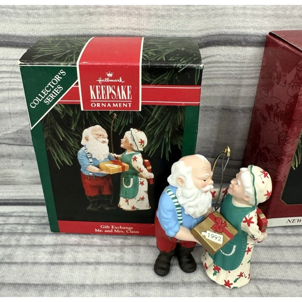 HALLMARK KEEPSAKE ORNAMENTS  THE CLAUSES ON VACATION 1997 ‎ GIFT EXCHANGE 1992